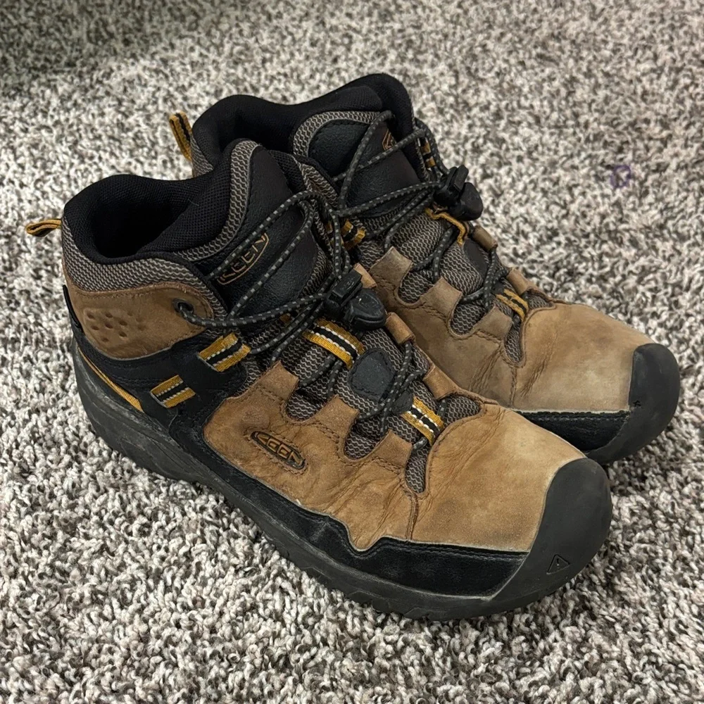 Keen Boys Tan and Black Hiking Boots Size 4